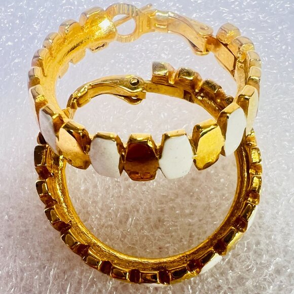 Vtg Hoop Textured White & Gold-tone Post Earrings Spring Summer Trifari@ 70-80s - Picture 1 of 6